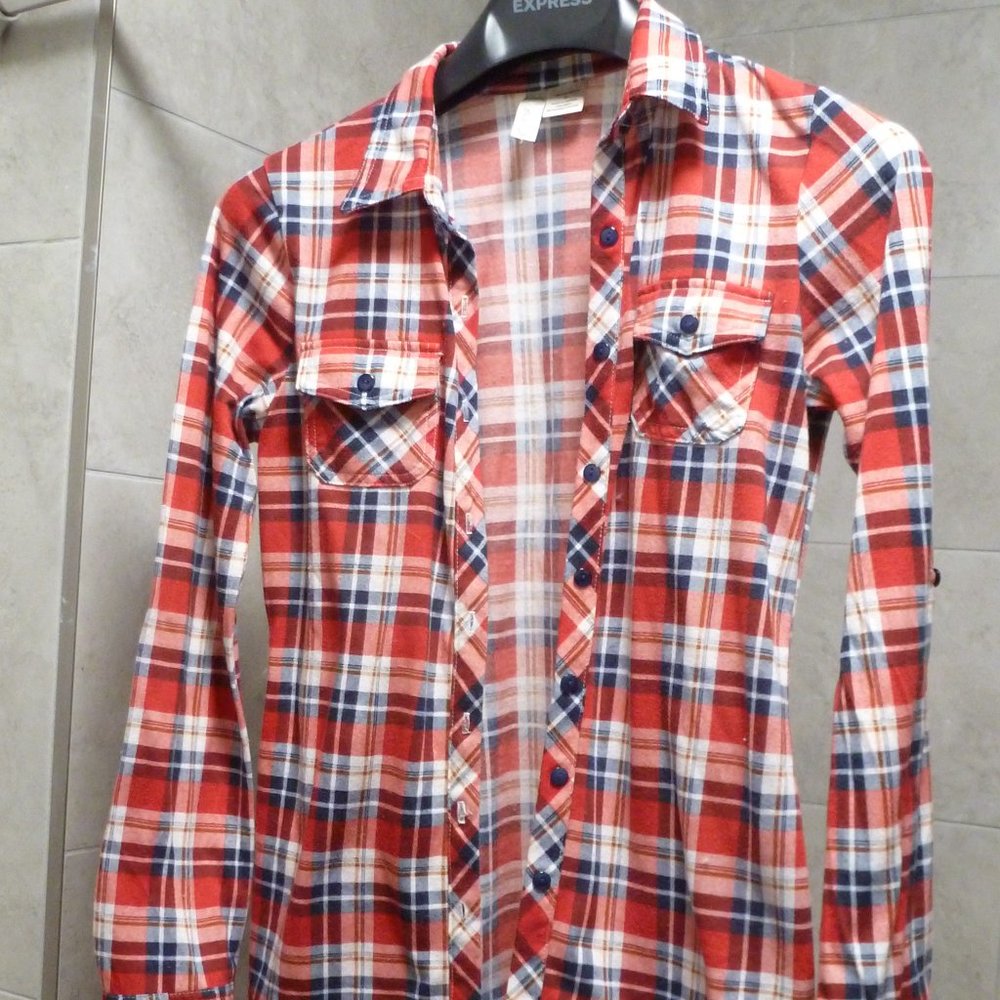 Bella D  Women’s plaid button down shirt/  Small